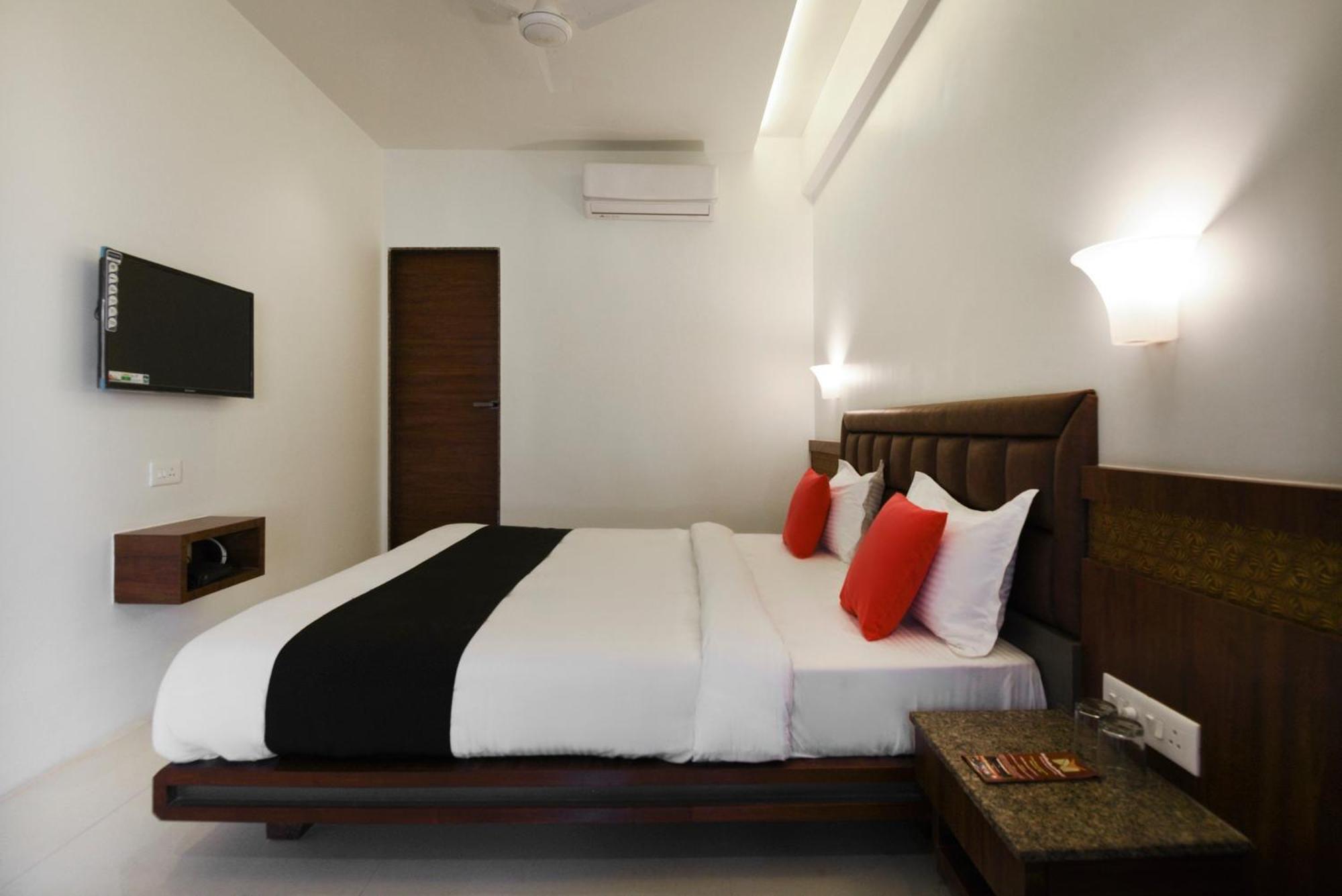 Oyo Flagship Hotel Shreeyash Executive Mangvadi Exterior photo