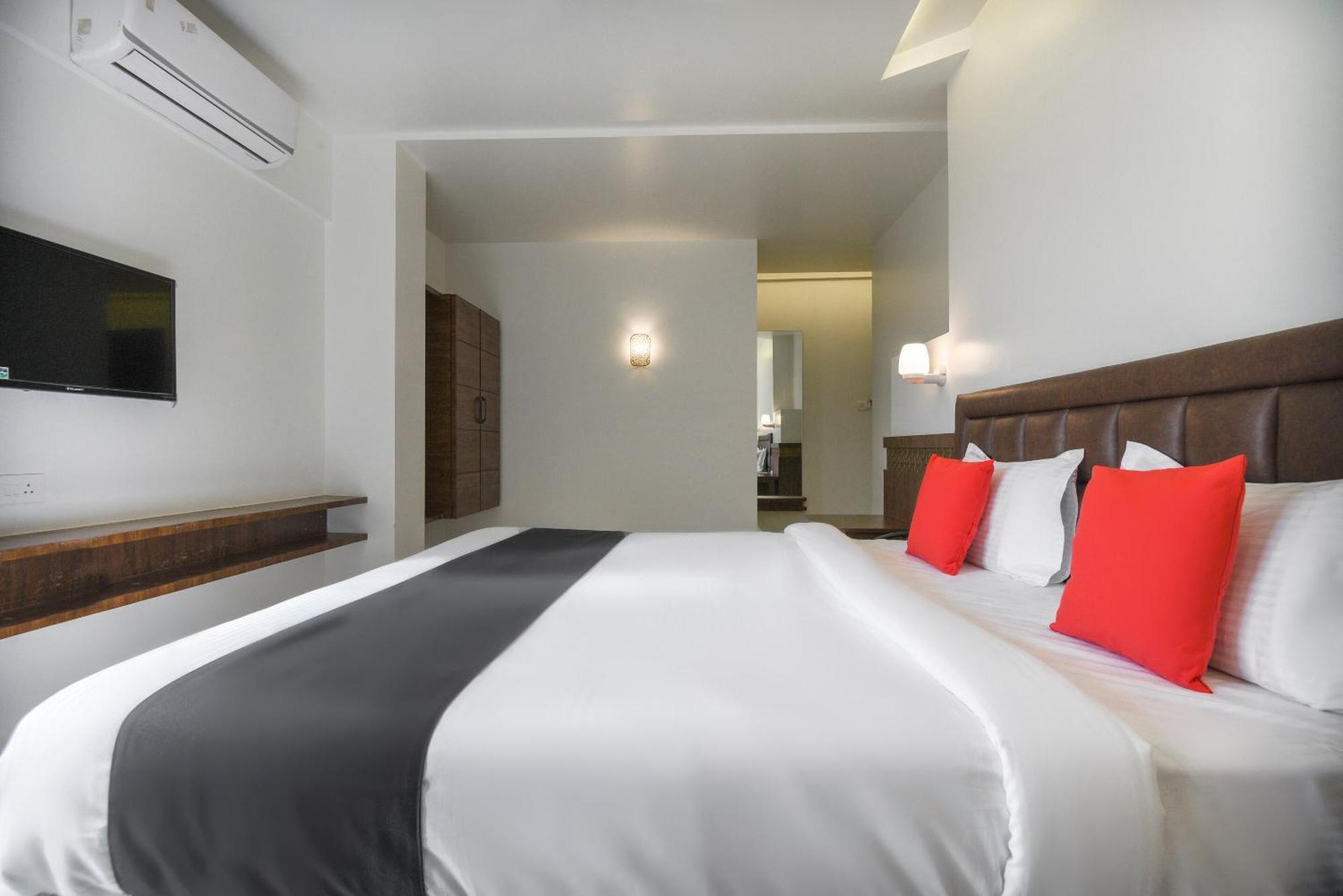 Oyo Flagship Hotel Shreeyash Executive Mangvadi Exterior photo