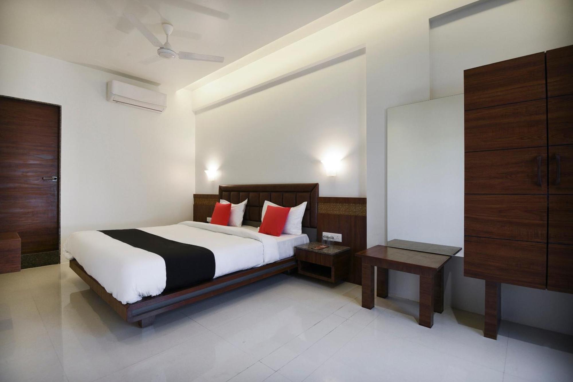 Oyo Flagship Hotel Shreeyash Executive Mangvadi Exterior photo