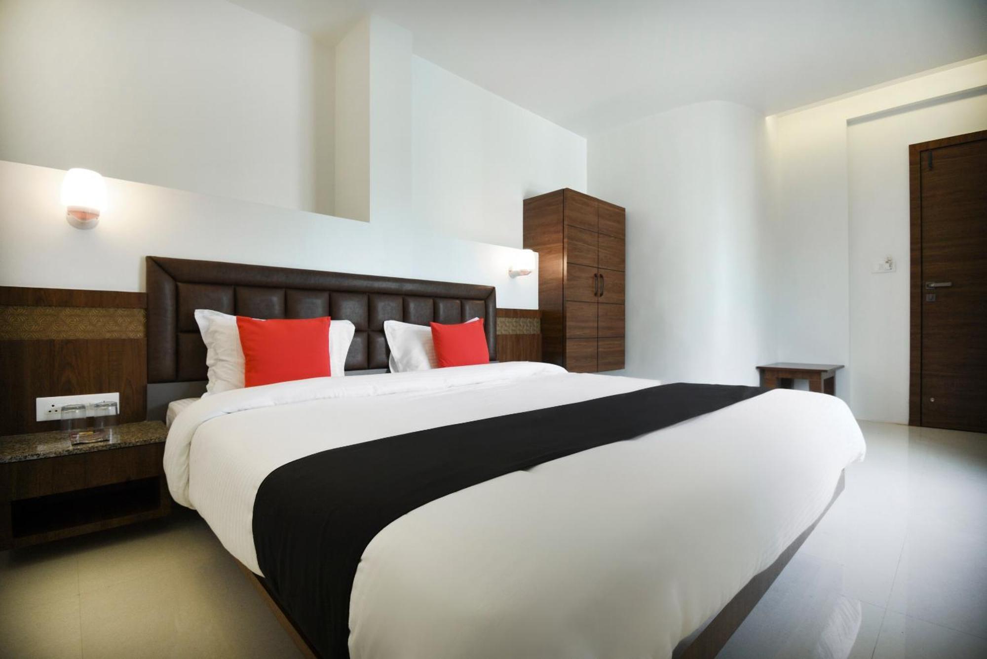 Oyo Flagship Hotel Shreeyash Executive Mangvadi Exterior photo